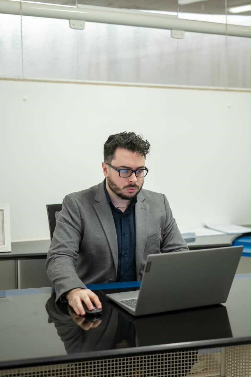 Guilherme trabalhando no computador